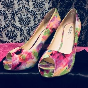 Floral pattern Guess Pumps size 8.5